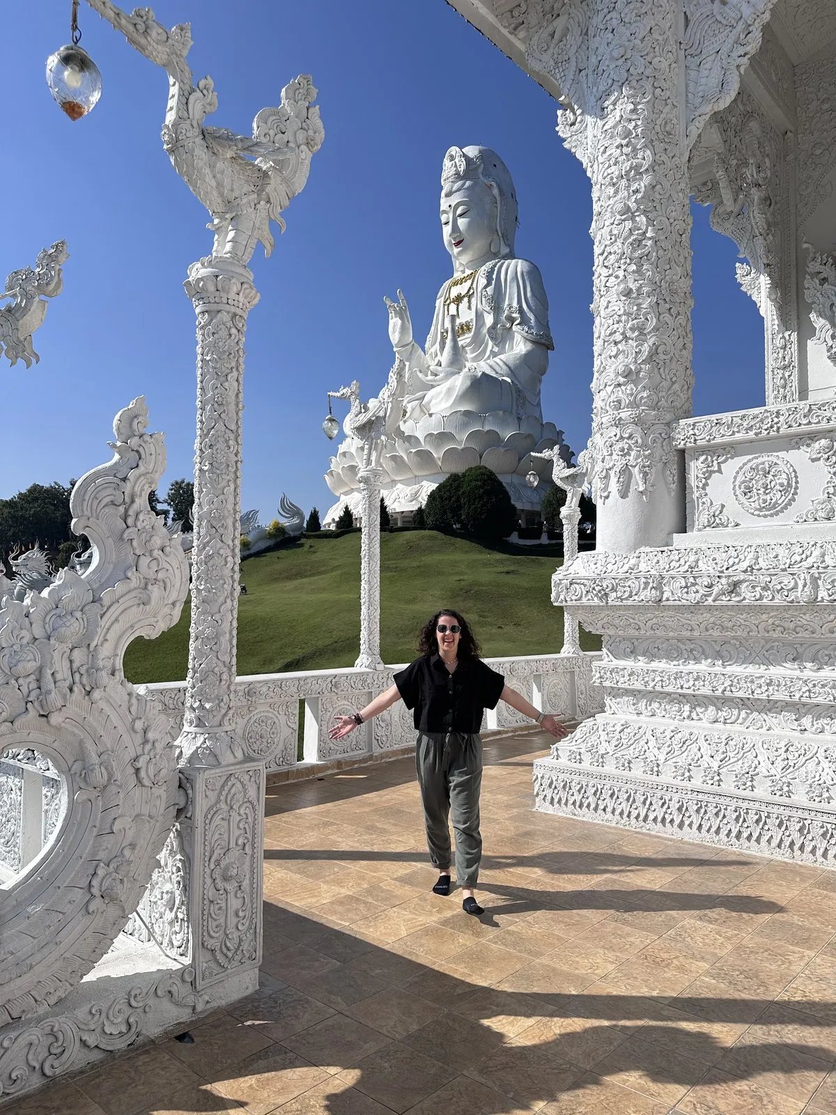 La ornamentada fachada blanca del Wat Rong Khun en Chiang Rai